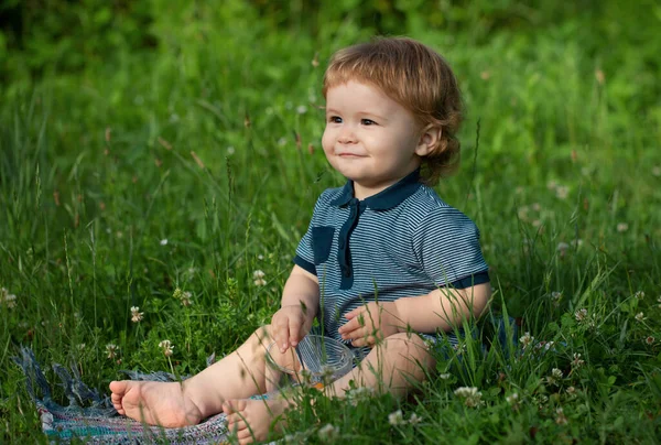 Счастливый Ребенок Траве Лужайке Солнечным Летним Вечером Улыбающийся Ребенок Улице — стоковое фото