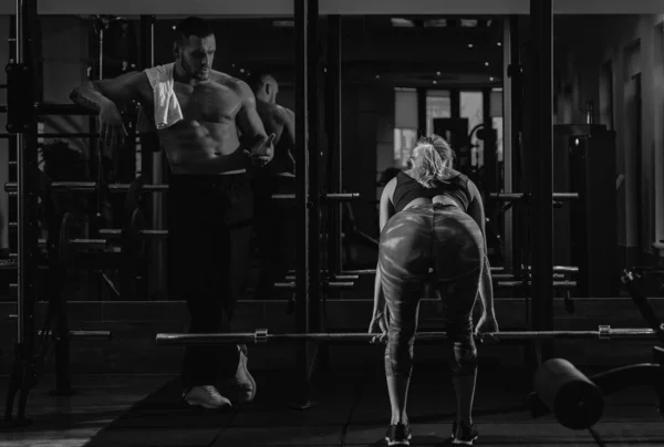 ジムでバーベルとのカップルのトレーニング 筋肉トレーナー男トレーニング女性とともにBarbel — ストック写真