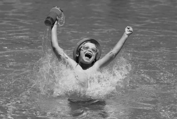 Милый Ребенок Шляпе Солнцезащитных Очках Плавает Бассейне Голубым Водным Фоном — стоковое фото