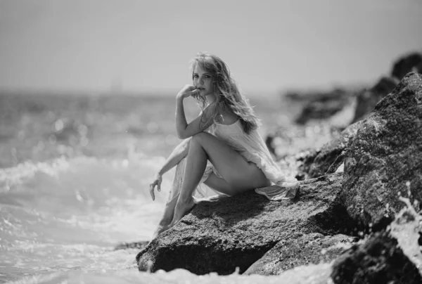 年轻的性感女人坐在海滩上 女人放松地坐在海边 享受暑假和周末假期 — 图库照片