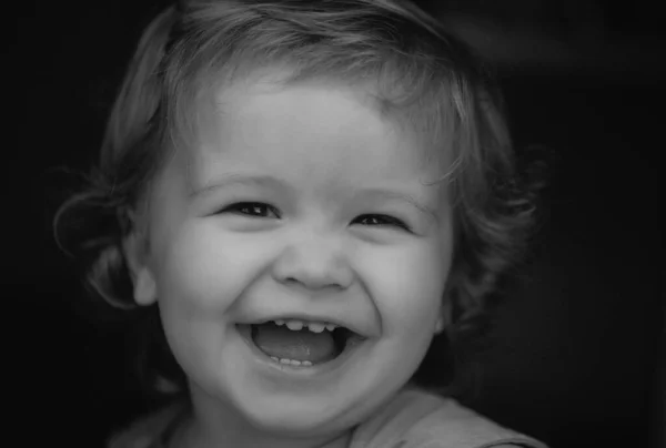 Porträt Eines Glücklichen Lachenden Kindes Lächelnder Säugling Süßes Lächeln Positive — Stockfoto