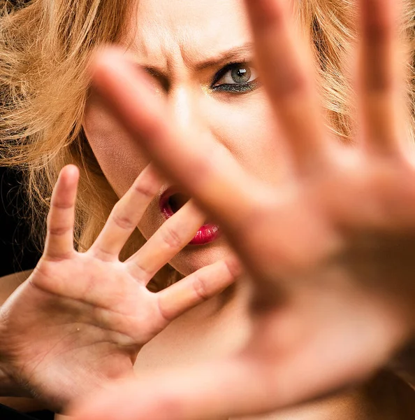 虐待や家庭内暴力をやめなさい 怖い女は身を守る — ストック写真