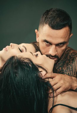 Sarıl ve öp. Öpüşmeyi seviyoruz. Sevgiyle bağlanmış. Sonsuza dek seninim. Grup seks oyunları. Çok eşlilik. Aşk üçgeni. İhanet. Biseksüellik kavramı. Romantik ilişkileri olan genç insanlar. Tutkulu sevgi.