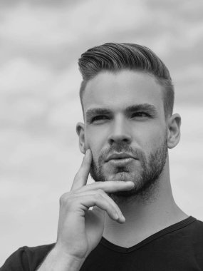 Problemin çözümü. Çekici bir adam bir sorundan kurtulur, bir fikir üretir. İzole edilmiş arkaplan