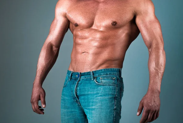 근육질 남자의 모델을 클로즈업 보디빌더인 남자나 근육질의 몸통이 근육질이며 몸에는 — 스톡 사진