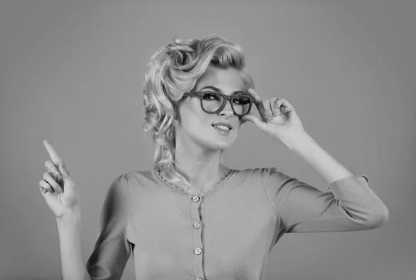 Blond Vrouwenmodel Draagt Een Bril Schoonheidsspecialiste Sexy Secretaresse Zakenvrouw Retro — Stockfoto