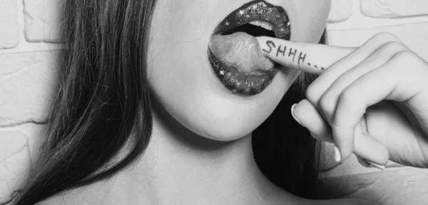 Shhh Segredos Femininos Mulher Com Dedo Boca Sensual Silêncio Com — Fotografia de Stock