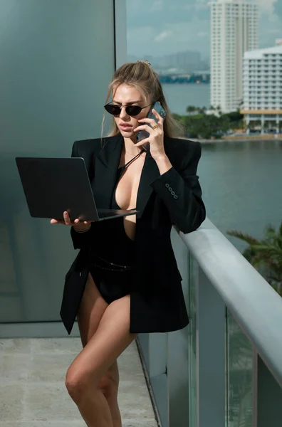 Sexy Selbstbewusste Geschäftsfrau Businessanzug Mit Laptop Büro Tylly Geschäftsfrau Auf — Stockfoto