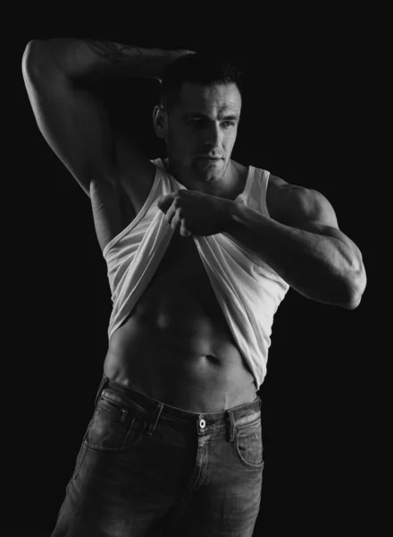 腹筋を示す筋肉男 6パックだ 男性ストリッピング 男の裸の胴 ハンサムな男がポーズ スポーティ健康的な強い筋肉の男 軽薄なモデル — ストック写真
