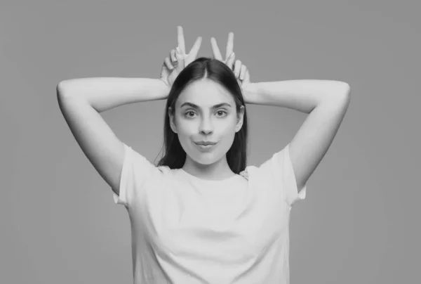 Mujer Joven Haciendo Gesto Divertido Con Dedo Sobre Cabeza Como —  Fotos de Stock