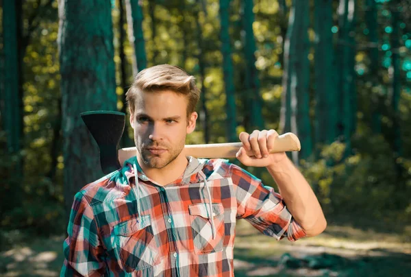 Lumberjack Cara Seria Lleva Hacha Hombro Hombre Barbudo Con Concepto —  Fotos de Stock