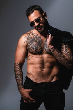 Moda ve seksi erkek model. Ciddi yüzlü yakışıklı bir adamın portresi