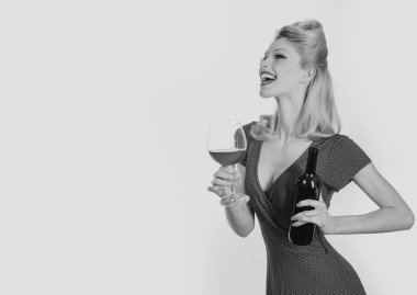 İçkiler ve deguasyon kırmızı şarap. Gülümseyen kadın beyaz arka planda kırmızı şarap içiyor.