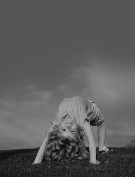 Счастливые Дети Играют Вверх Ногами Траве Летнем Парке Детский Спорт — стоковое фото