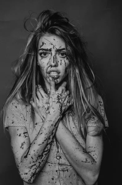 Агрессивная Девушка Крови Чертов Бардак Женщина Красном Фоне Хэллоуин Изолирована — стоковое фото