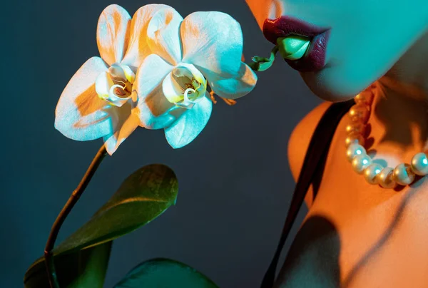 Seksi Kadın Dudakları Orkide Kadın Dudakları Şehvetli Kadın Ağzında Orkide — Stok fotoğraf