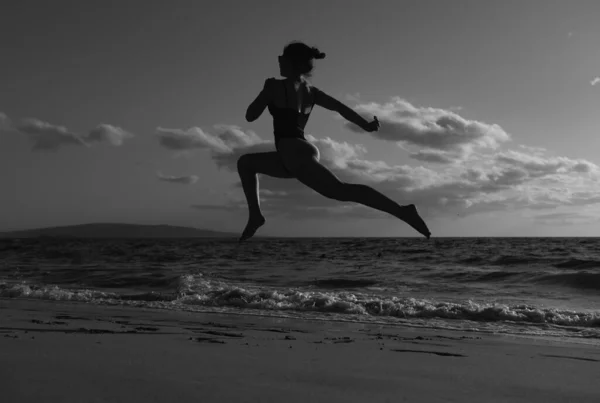 女人在海滩上奔跑 活泼的女运动员在游泳池边冲浪 以保持健康和健康 暑假期间的妇女健康 慢跑和体育活动 — 图库照片