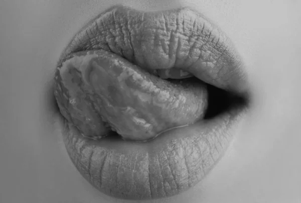 Sensuellt Slickande Makrotunga Slickar Läpparna Närbild Kvinnans Mun — Stockfoto