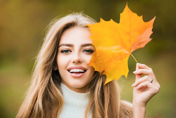 公園の屋外で葉と楽しい秋の女性 ぼやけた公園の背景に若い女の子の肖像写真を閉じます 葉が落下 — ストック写真
