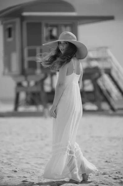 Schöne Mädchen Mit Strohhut Genießen Ein Sonnenbad Strand Junge Gebräunte — Stockfoto