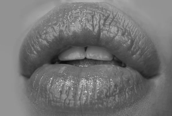 宏观嘴唇 关闭女人的嘴 隔离在白色 美丽的嘴 — 图库照片