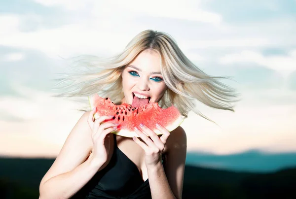 Een Jong Meisje Dat Watermeloen Eet Tropisch Zomerfruit Schoonheidsvrouw Gezicht — Stockfoto
