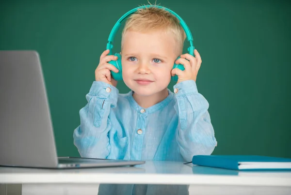Roztomilý Chlapec Nosí Sluchátka Studovat Notebookem Třídě Poslech Audio Lekce — Stock fotografie
