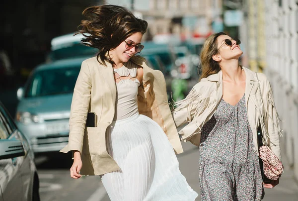 Chicas Bonitas Caminando Calle Aire Libre Divirtiéndose Las Mejores Novias —  Fotos de Stock