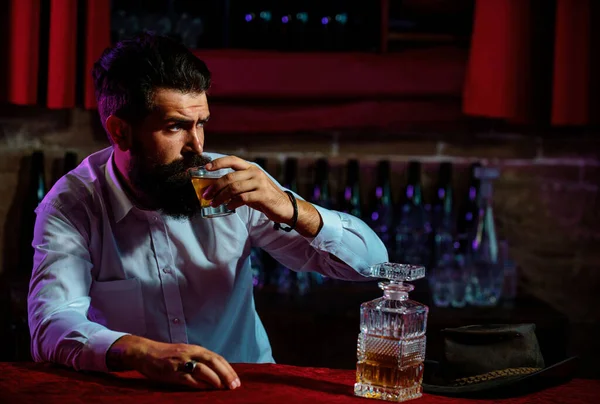 Sakallı Bıyıklı Adam Bar Arka Planında Alkollü Içecek Tutuyor Hizmet — Stok fotoğraf