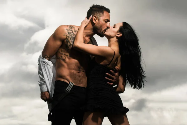 一对年轻夫妇 一对年轻漂亮的女人和赤身裸体的肌肉男在工作室的背景 恋爱中的情侣漂亮的年轻情人 拉丁裔和恐慌性夫妇 — 图库照片