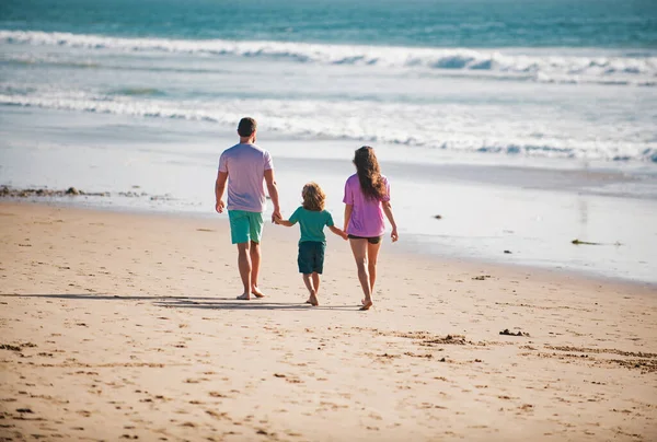 自由気楽な人々の概念 マイアミビーチの幸せな家族 夏休みを楽しんでいる人たち 青い海の上の父 子供を持つ両親は屋外でリラックスします 夏休み ファミリー — ストック写真