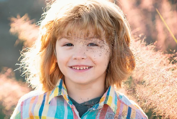 Zblízka Atraktivní Rozesmátý Chlapec Koncept Dětských Emocí Portrét Mladého Usměvavého — Stock fotografie
