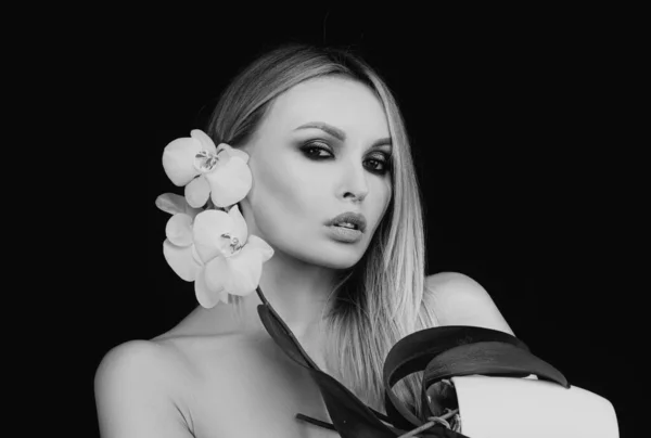 Salute Bellezza Prodotti Cosmetici Donna Con Fiore Orchidea — Foto Stock