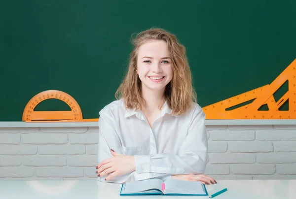 Gelukkig Tienermeisje Glimlachend Middelbare School Tiener Meisje Met Notitieboekjes Middelbare — Stockfoto