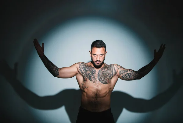 Yakışıklı Bir Adamın Portresi Kaslı Atletik Seksi Erkek Çıplak Gövde — Stok fotoğraf