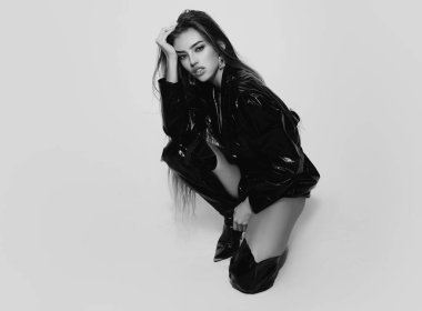 Vogue seksi kız. Moda. Güzel, zarif genç bayan. Baştan çıkarıcı model kadın.