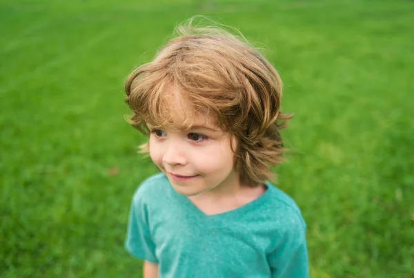 Zomer Kinderportret Close Gezicht Van Schattige Glimlachende Lente Kind Het — Stockfoto