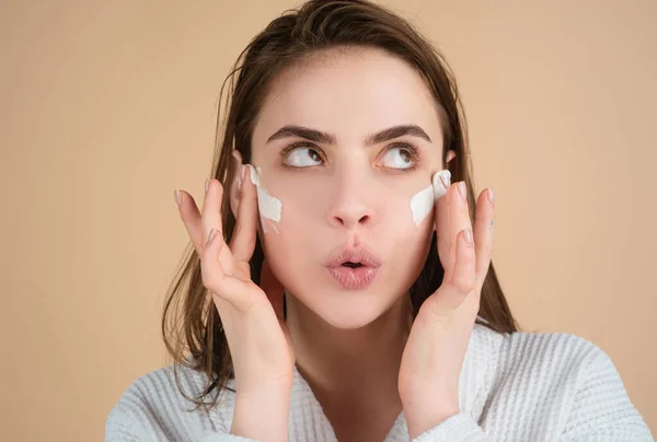 Frau Gesichtsmaske Gesicht Ton Schöne Lustige Frau Mit Kosmetischen Gesichtsbehandlung — Stockfoto