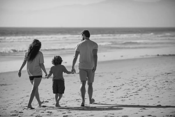 Семья Идущая Пляж Солнечный День — стоковое фото