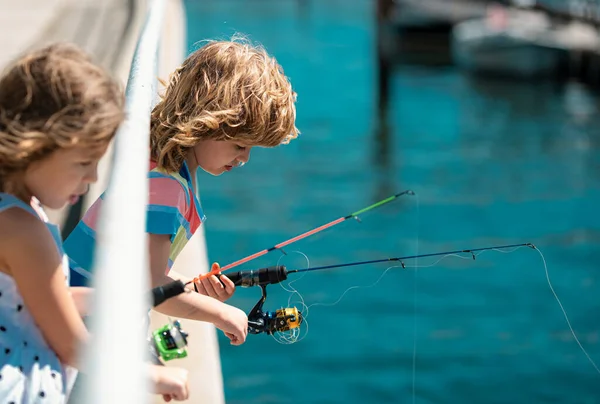 Діти Друзі Рибалять Вихідні Двоє Маленьких Милих Дітей Рибалять Озері — стокове фото