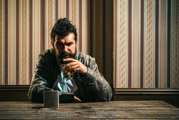Degukasyon Pahalı Viski Tadı Veriyor Bir Bardak Viskiyle Sakallı Adam — Stok fotoğraf