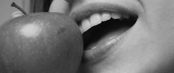 美丽的年轻女子吃红苹果 咬一个苹果 闭上你的嘴 — 图库照片