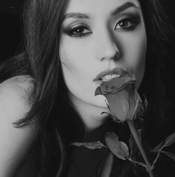 性感女人的唇 红色口红 美丽的红玫瑰 迷人的女人捧着红玫瑰 享受着它的芬芳 — 图库照片