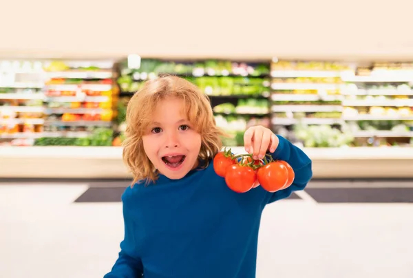 Bambino Con Verdure Fresche Pomodoro Bambino Che Sceglie Cibo Supermercato — Foto Stock