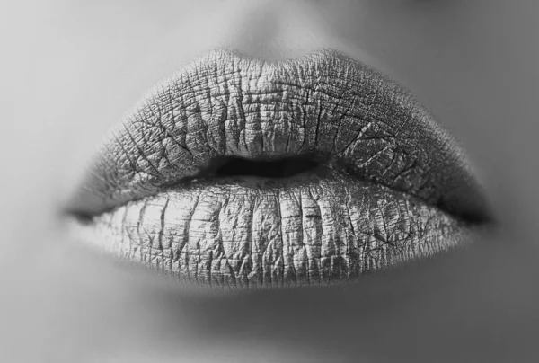 Sexiga Läppar Närbild Sexiga Vackra Kvinnliga Gyllene Läppar Isolerade Guldläppstift — Stockfoto