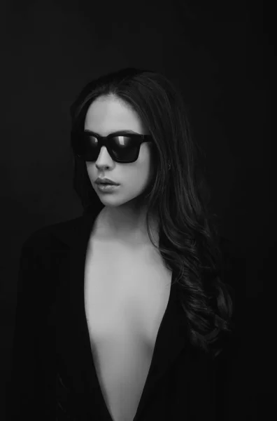 Modekunst Studio Porträt Der Schönen Eleganten Jungen Frau Mit Sonnenbrille — Stockfoto