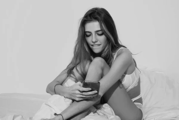 Чуттєва Жінка Використовує Смартфон Вранці Ліжку — стокове фото