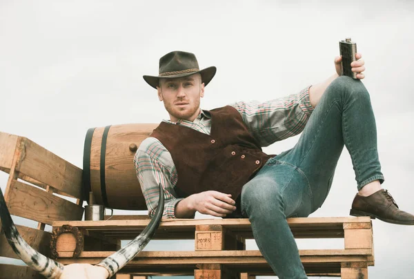 Vaquero Americano Guapo Brutal Occidental Hombre Atractivo Con Whisky Brandy —  Fotos de Stock