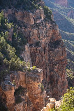 Kaya kanyonu, kayalık dağlar. Peyzaj Kanyonu Ulusal Parkı. Utah 'taki Red Rocks Kanyonu. Kanyon manzaralı çöl