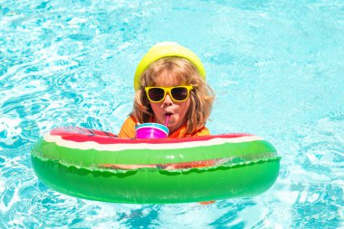 Havuzda oynayan bir çocuk. Tatil ve çocuklarla seyahat. Yaz tatili, havuzda yüzmek. Çocuklar yazın dışarıda oynarlar. Yüzüklü çocuk